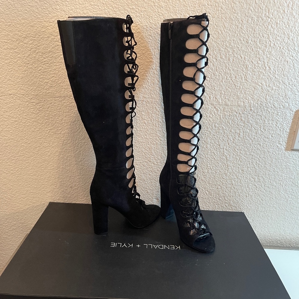 NIB KENDALL & KYLIE TALL LACE FRONT SUEDE BLACK BOOTS 😍😍😍😍
